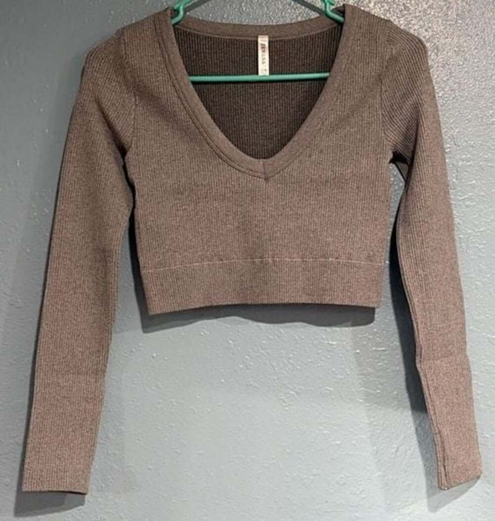 Zenana NT-6358A Ribbed V-Neck Long Sleeve Crop Top